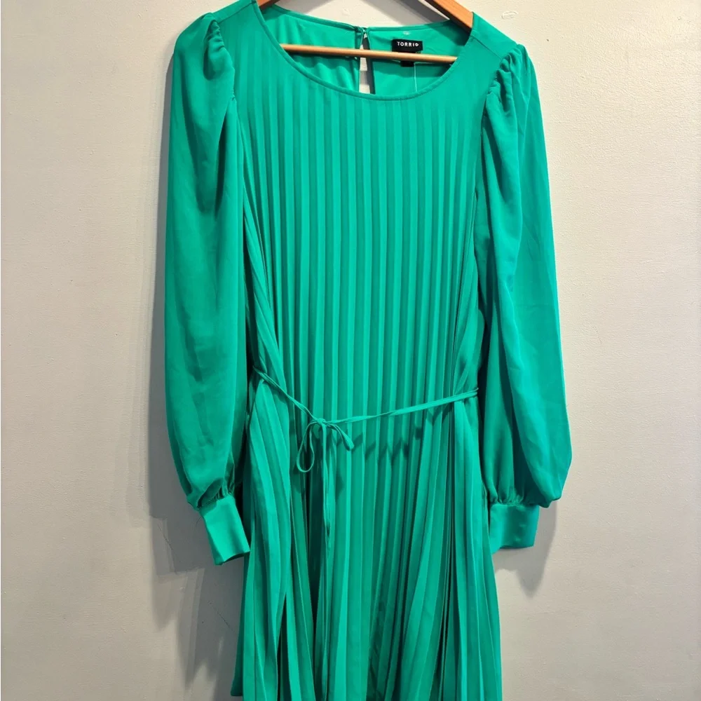 Torrid Vibrant Green Long Sleeve Dress Easter spring pleated midi size 12 - Picture 16 of 16